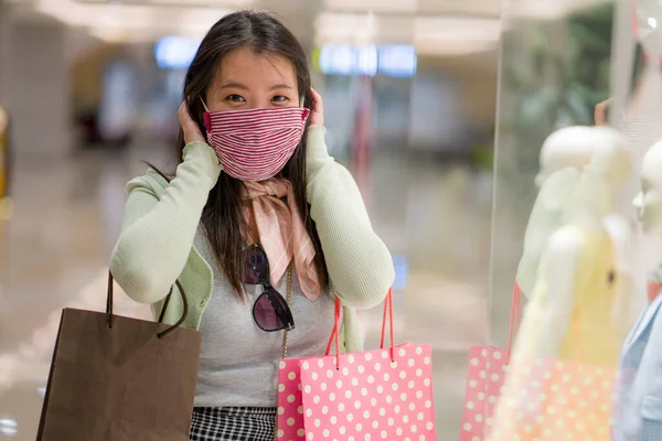 Glad Asiatisk Köpcentret Normal Livsstil Ung Attraktiv Och Vacker Kinesisk — Stockfoto