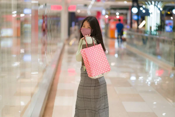 새로운 정상적 방식으로 몰에서 행복해 아시아인 센터에서 쇼핑백을 얼굴을 매력적 — 스톡 사진