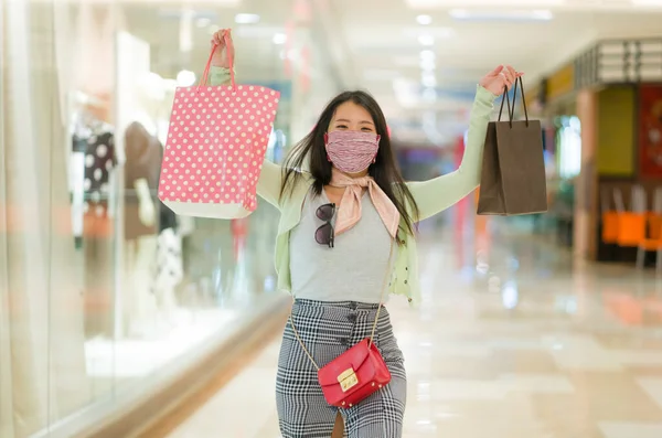 Nya Normala Vanor Ung Attraktiv Och Glad Asiatisk Koreansk Kvinna — Stockfoto