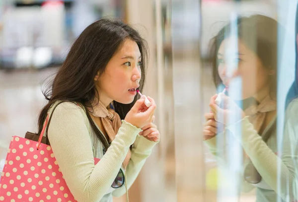 Ung Vacker Asiatisk Kvinna Shopping Moderna Köpcentret Glad Och Attraktiv — Stockfoto