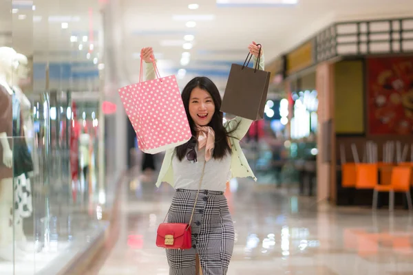 年轻美丽的亚洲女人在现代购物中心购物 快乐而迷人的韩国姑娘拿着购物袋微笑 兴奋地享受着在美容美发商店购物的乐趣 — 图库照片