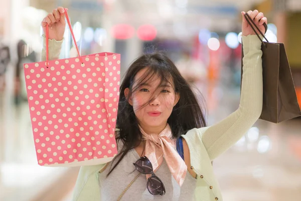 Ung Vacker Asiatisk Kvinna Shopping Moderna Köpcentret Glad Och Attraktiv — Stockfoto