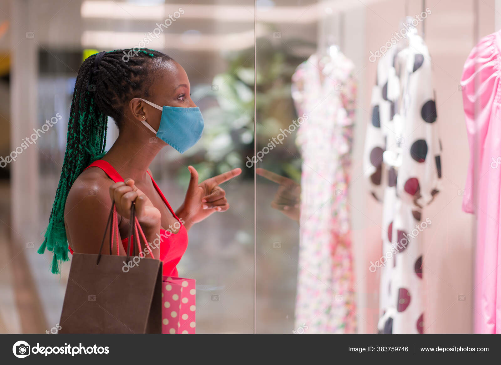 若いですアフリカ系アメリカ人女性でショッピングモールで新しい通常後にcovid 幸せと美しい黒の女の子で顔マスク保持ショッピングバッグで楽しむで美容 ファッション店 ストック写真 C Thevisualsyouneed