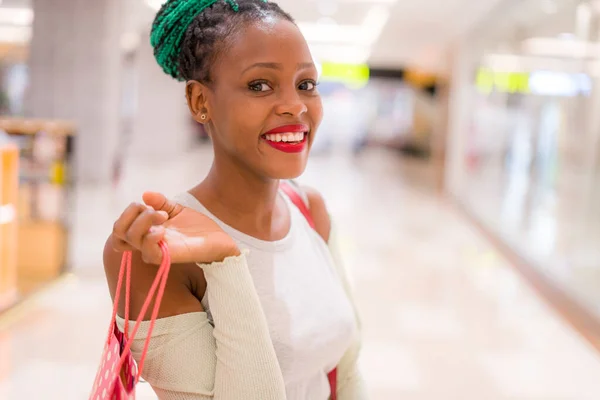 Young Happy Beautiful Afro American Girl Buying Shopping Mall Lifestyle — Stock Photo, Image