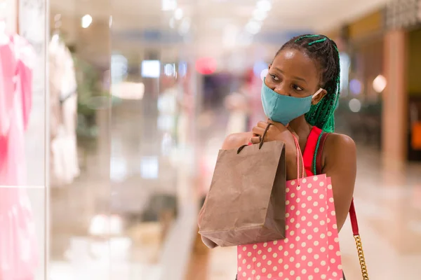 Jonge Afro Amerikaanse Vrouw Winkelcentrum Nieuwe Normale Covid Gelukkig Mooi — Stockfoto