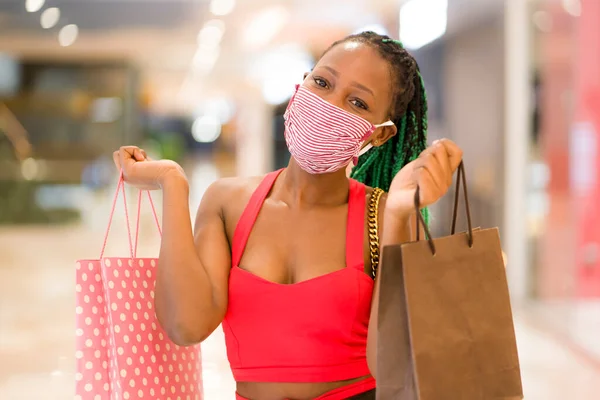 Ung Afroamerikansk Kvinna Köpcentret Nya Normala Efter Covid Glad Och — Stockfoto