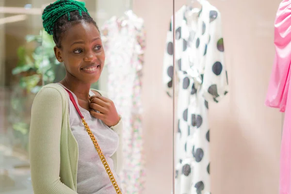 Young Beautiful Happy Afro American Girl Buying Shopping Mall Lifestyle — Stock Photo, Image