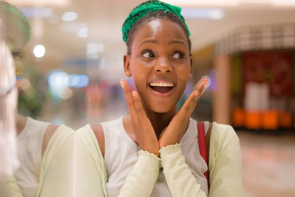 Young Beautiful Happy Afro American Girl Buying Shopping Mall Lifestyle — Stock Photo, Image