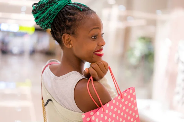 Ung Glad Och Vacker Afroamerikansk Flicka Att Köpa Köpcentrum Livsstil — Stockfoto