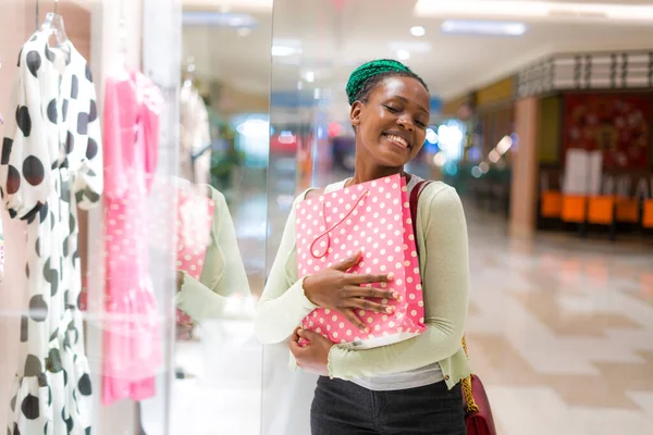 Ung Glad Och Vacker Afro Amerikansk Flicka Att Köpa Köpcentrum — Stockfoto