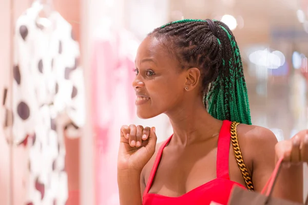 Δροσερό Μαύρο Κορίτσι Ψώνια Νέα Ευτυχισμένη Και Όμορφη Μαύρη Αφροαμερικανή — Φωτογραφία Αρχείου