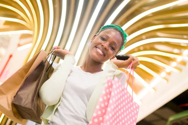 Портрет Молодої Щасливої Красивої Афроамериканської Жінки Яка Тримає Торгові Сумки — стокове фото