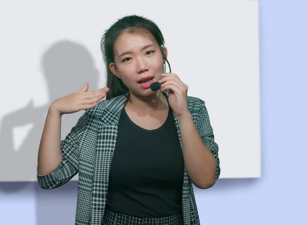 Jong Aantrekkelijk Succesvol Aziatisch Chinees Vrouw Microfoon Headset Coaching Training — Stockfoto