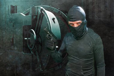 Soygun ve soygun - Hollywood tarzı kar maskeli bir adamın banka veya kumarhane soygununda güvenlik metal kasa kapısı önünde silah taşıması ve kasanın kilidini açması.