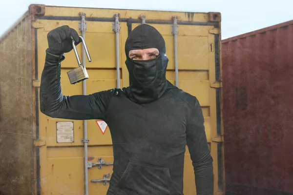 Yerinde Hırsız Var Kar Maskeli Bir Suçlu Nakliye Alanında Kilit — Stok fotoğraf