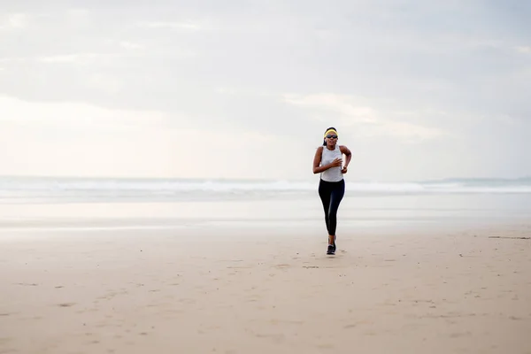 Mujer Afroamericana Corriendo Playa Joven Atractiva Atlética Chica Negra Entrenando —  Fotos de Stock