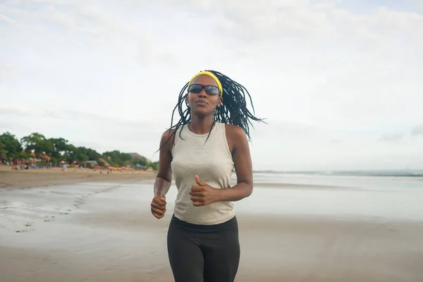 Mujer Afroamericana Corriendo Playa Joven Chica Negra Atractiva Atlética Entrenando — Foto de Stock