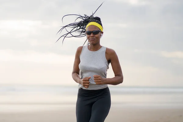 Afro Amerikansk Kvinna Som Springer Stranden Ung Attraktiv Och Atletisk — Stockfoto