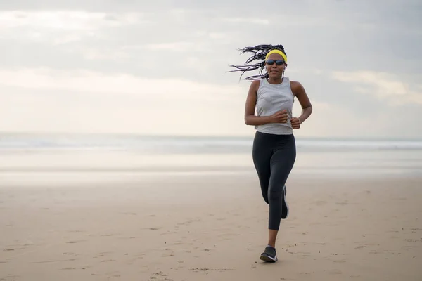 Afro Amerikansk Kvinna Som Springer Stranden Ung Attraktiv Och Atletisk — Stockfoto