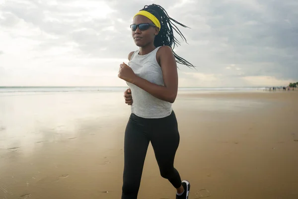Афроамериканська Жінка Біжить Пляжі Молода Приваблива Атлетична Чорна Дівчина Тренується — стокове фото