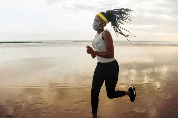 Nuevo Entrenamiento Normal Correr Playa Mujer Afroamericana Joven Chica Negra — Foto de Stock