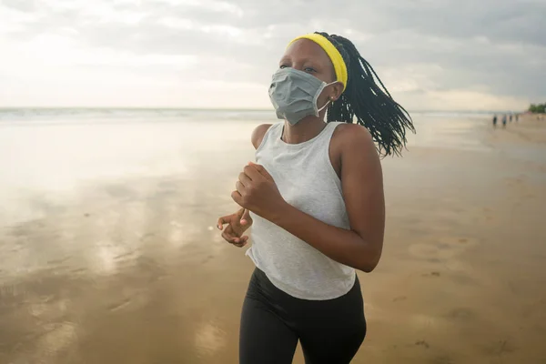 Nieuw Normaal Strand Lopen Workout Van Afro Amerikaanse Vrouw Jong — Stockfoto