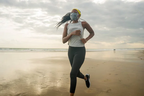 Nuevo Normal Playa Corriendo Entrenamiento Afro Americana Mujer Joven Atractivo — Foto de Stock