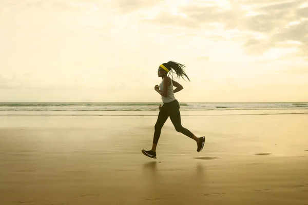 Silueta Mujer Afroamericana Corriendo Playa Joven Atractiva Atlética Chica Negra — Foto de Stock