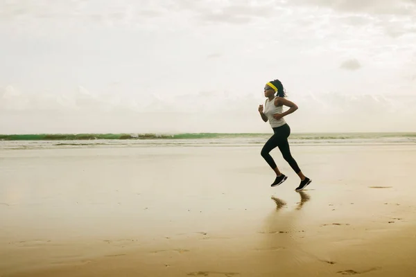 Силует Афро Американської Жінки Яка Біжить Пляжі Молода Приваблива Атлетична — стокове фото