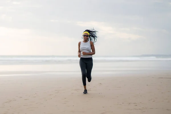 Afrikansk Amerikansk Kvinna Som Springer Stranden Ung Attraktiv Och Atletisk — Stockfoto