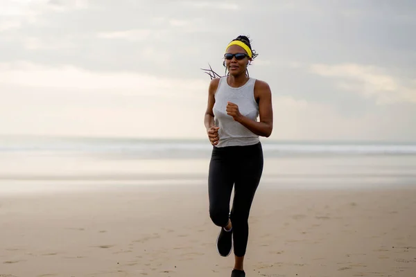 Afrikansk Amerikansk Kvinna Som Springer Stranden Ung Attraktiv Och Atletisk — Stockfoto