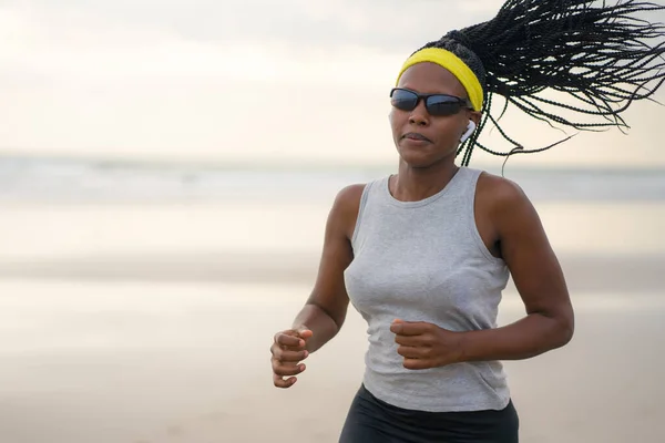 Sahilde Koşan Afrikalı Amerikalı Bir Kadın Genç Çekici Atletik Bir — Stok fotoğraf