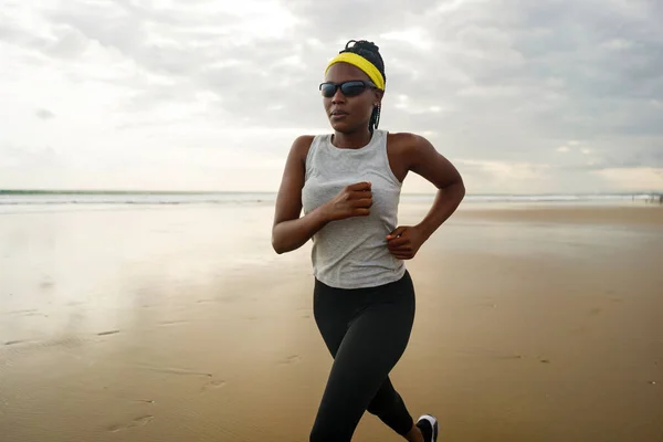 Mujer Afroamericana Corriendo Playa Joven Chica Negra Atractiva Atlética Entrenando — Foto de Stock