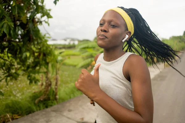 Joven Corredor Negro Chica Disfrutando Aire Libre Jogging Entrenamiento Joven — Foto de Stock