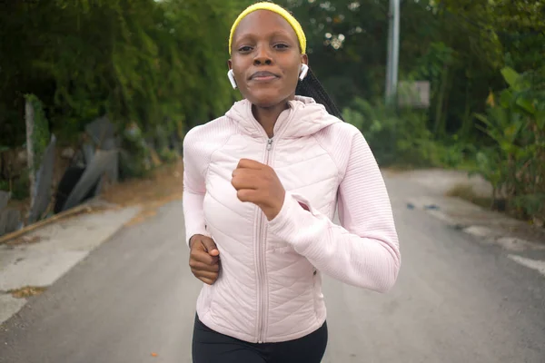 Joven Corredor Negro Chica Disfrutando Aire Libre Jogging Entrenamiento Joven — Foto de Stock