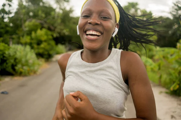 Joven Corredor Negro Chica Disfrutando Aire Libre Jogging Entrenamiento Joven — Foto de Stock
