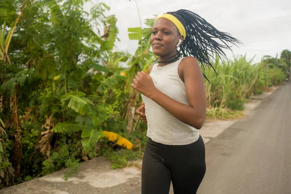 Joven Corredor Negro Chica Disfrutando Aire Libre Jogging Entrenamiento Joven — Foto de Stock