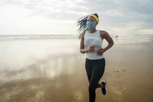 Joven Atractiva Chica Negra Post Cuarentena Trotar Nuevo Entrenamiento Normal — Foto de Stock