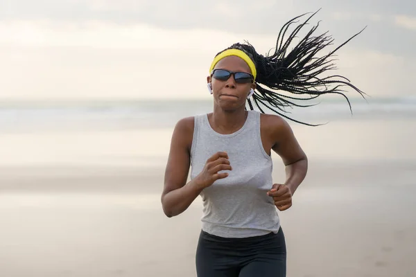 Beslutsam Afroamerikansk Kvinna Som Springer Stranden Ung Attraktiv Och Atletisk — Stockfoto