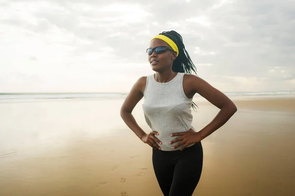 Glad Afro Amerikansk Kvinna Som Springer Stranden Ung Attraktiv Och — Stockfoto