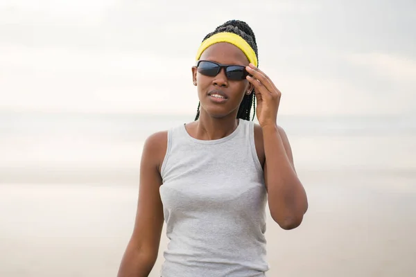ビーチでの若いアメリカ人ランナーの女性の屋外の肖像 フィットネススポーツと健康的なライフスタイルのコンセプトで海でのジョギングワークアウト中にポーズ — ストック写真