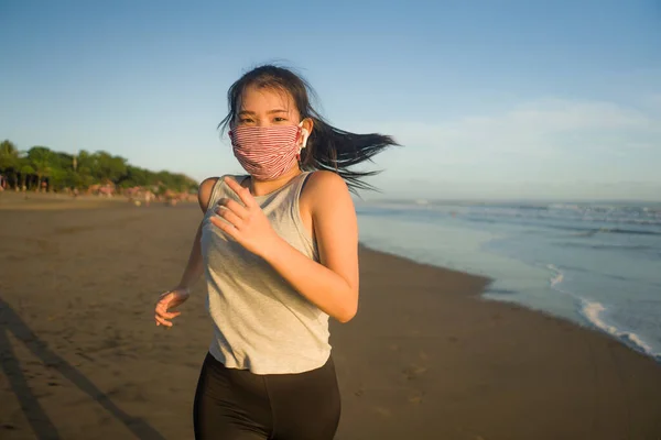 Normal Löpning Träning Asiatisk Flicka Ansiktsmask Ung Glad Och Vacker — Stockfoto