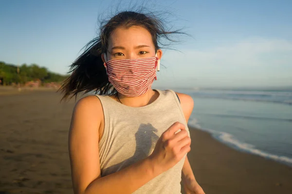 Normal Löparträning Asiatisk Tjej Ansiktsmask Ung Glad Och Vacker Koreansk — Stockfoto