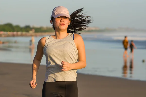 Chica Asiática Corriendo Playa Joven Atractiva Feliz Mujer China Haciendo — Foto de Stock