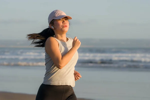 해변을 뛰어다니는 아시아인 매력적 여자가 아름다운 해변에서 건강과 달리기 생활을 — 스톡 사진