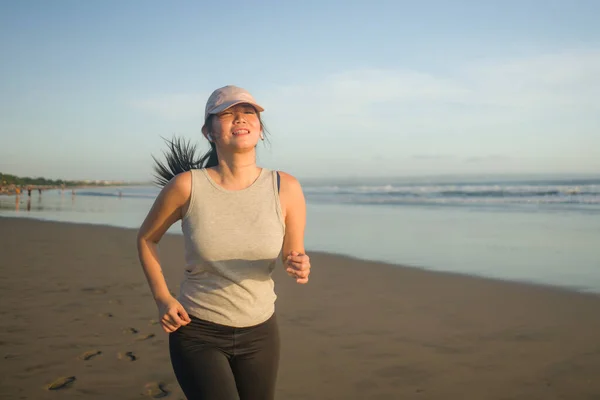 Chica Asiática Corriendo Playa Joven Atractiva Feliz Mujer China Haciendo —  Fotos de Stock