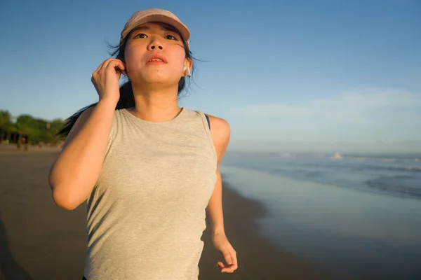 해변을 뛰어다니는 아시아인 매력적 여자가 아름다운 해변에서 건강과 달리기 생활을 — 스톡 사진