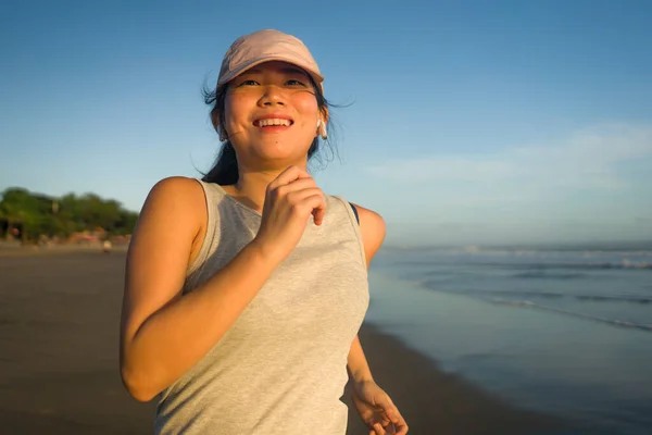 Chica Asiática Corriendo Playa Joven Atractiva Feliz Mujer China Haciendo — Foto de Stock