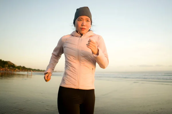 Chica Asiática Corriendo Playa Joven Atractiva Feliz Mujer China Haciendo — Foto de Stock