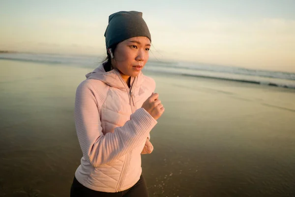 Chica Asiática Corriendo Playa Joven Atractiva Feliz Mujer China Haciendo — Foto de Stock